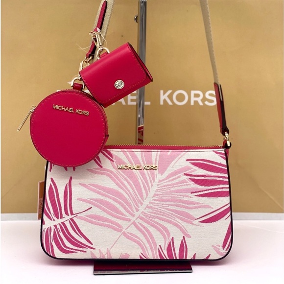 Michael Kors Crossbody
with Tech Attached - Picture 3 of 14